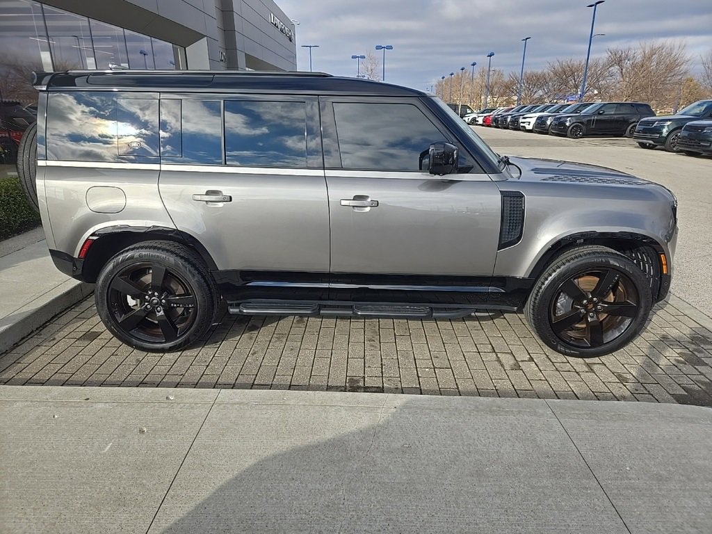 Used 2024 Land Rover Defender 110 X-Dynamic SE image 4