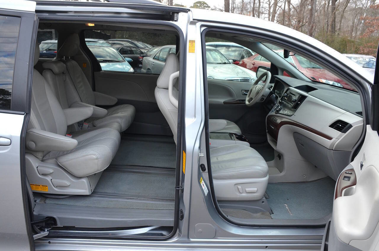 Used 2013 Toyota Sienna XLE image 11