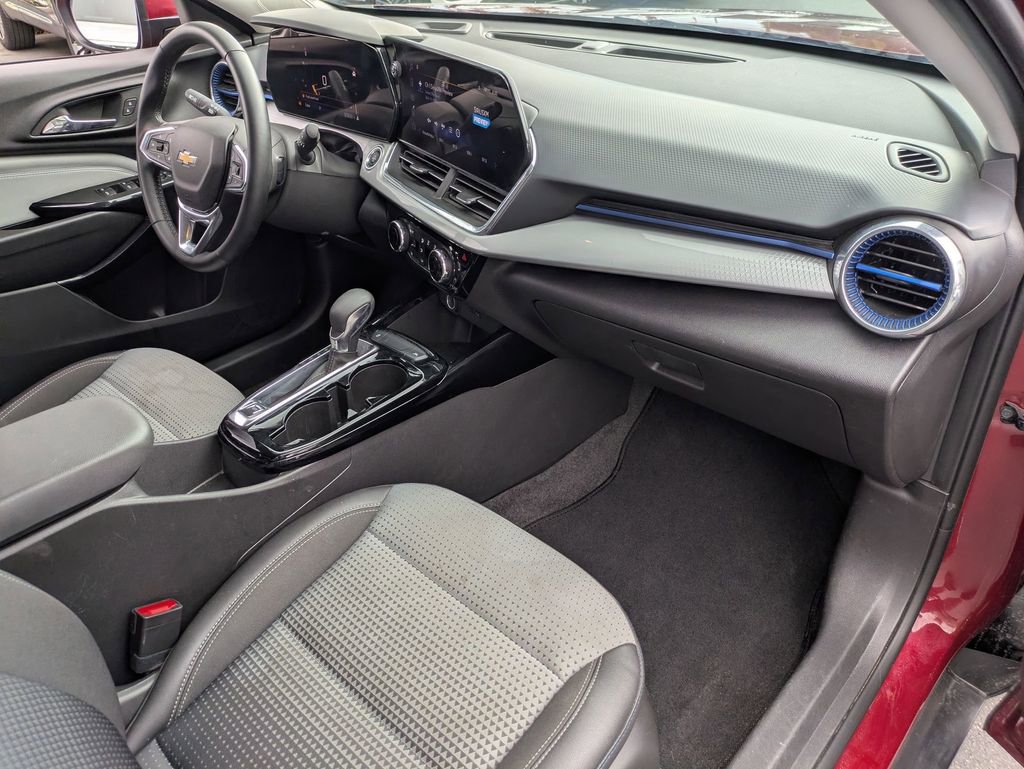 Used 2025 Chevrolet Trax LT w/ LT Convenience Package image 31