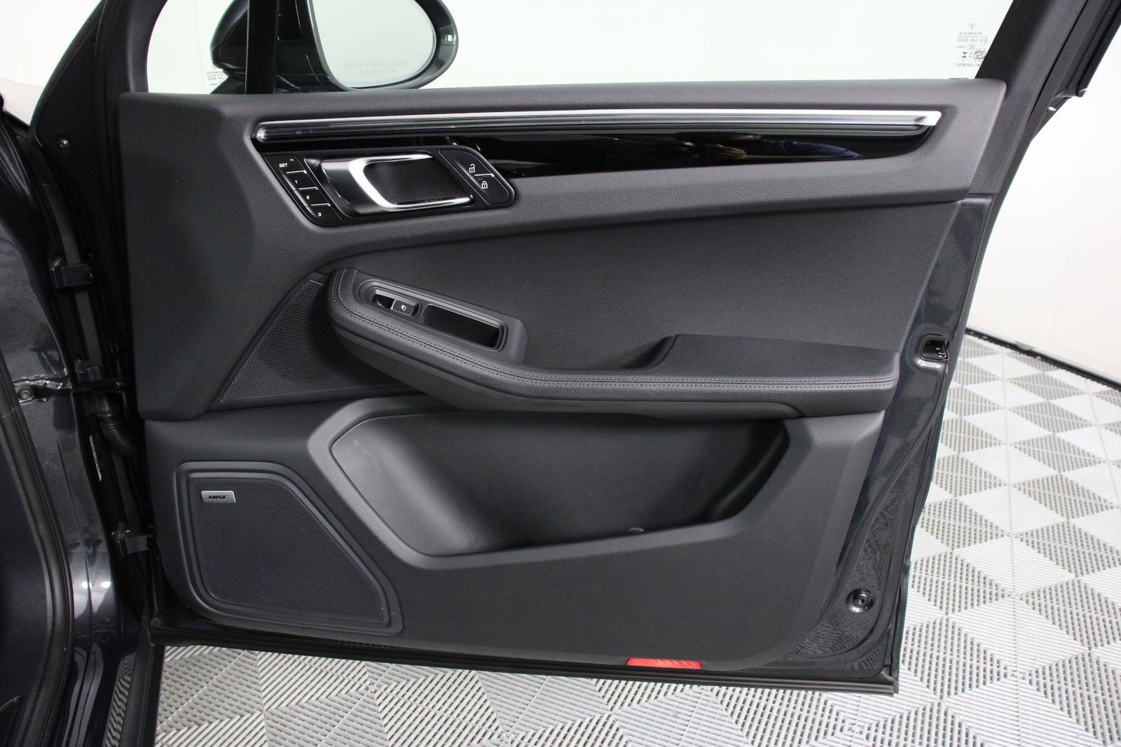 Certified 2025 Porsche Macan AWD/4WD image 23