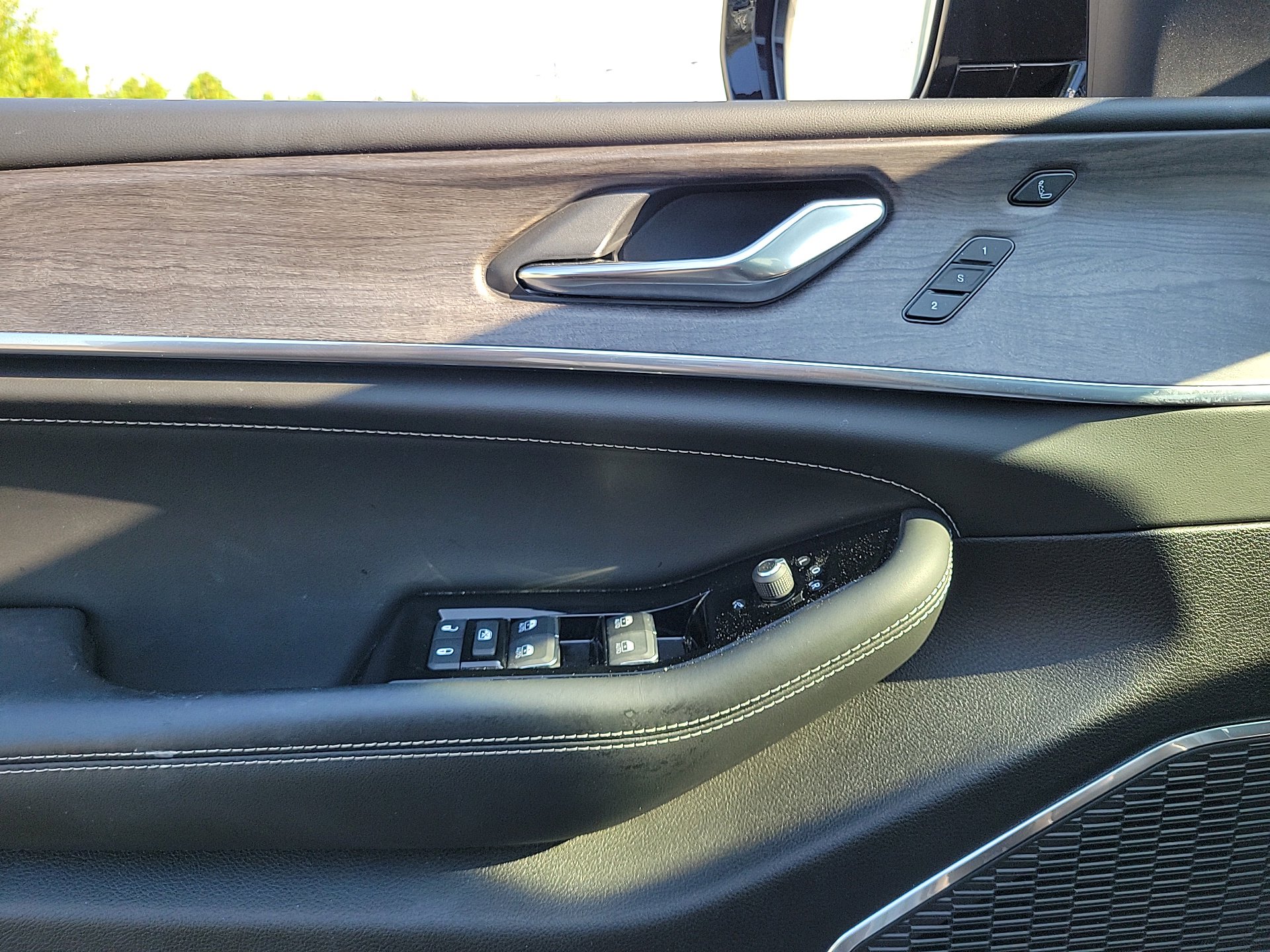 Used 2024 Jeep Grand Cherokee L Overland w/ Advanced Protech Group III image 15