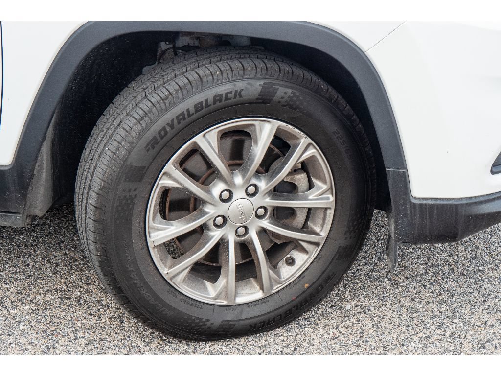 Used 2021 Jeep Cherokee Latitude Lux w/ Comfort/Convenience Group AWD/4WD image 31