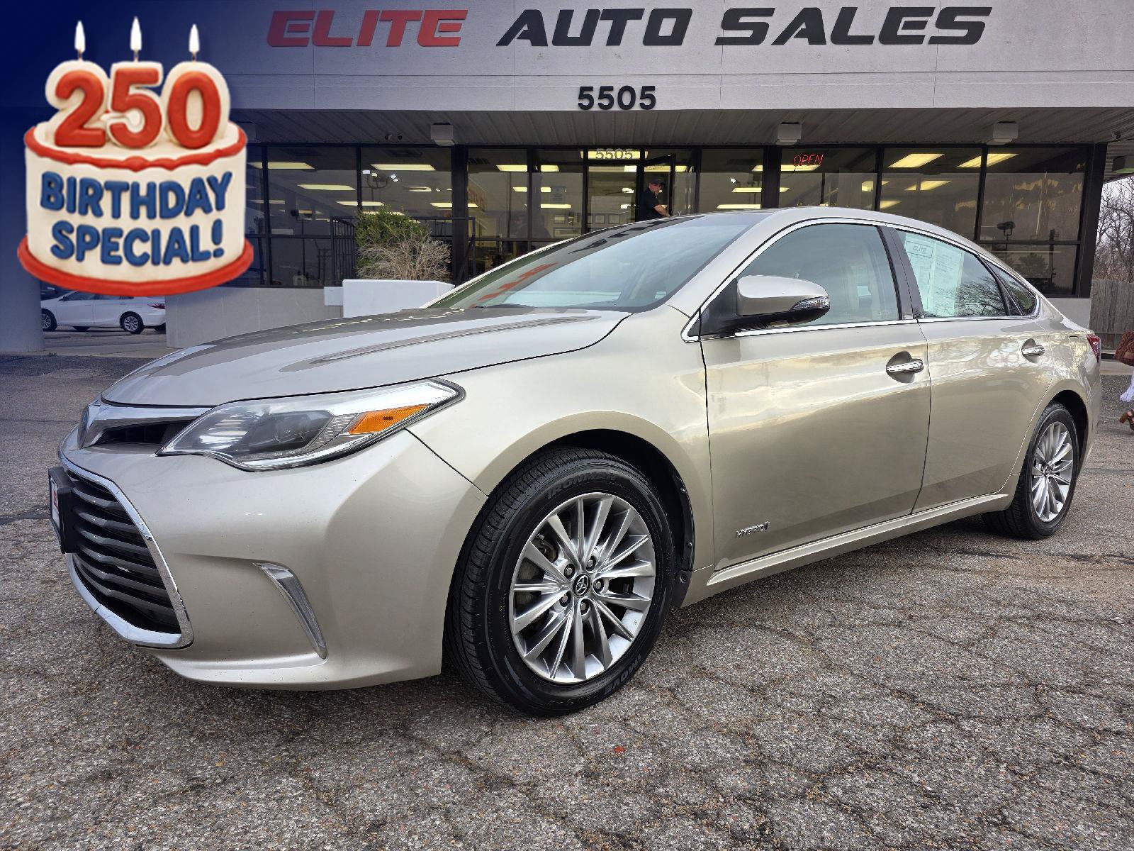 Used 2018 Toyota Avalon Limited FWD image 1