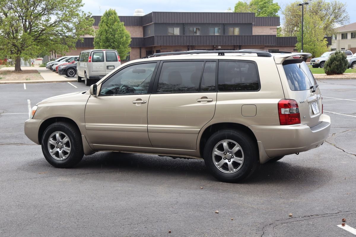 Used 2005 Toyota Highlander 2WD V6 w/ 3rd Row image 8