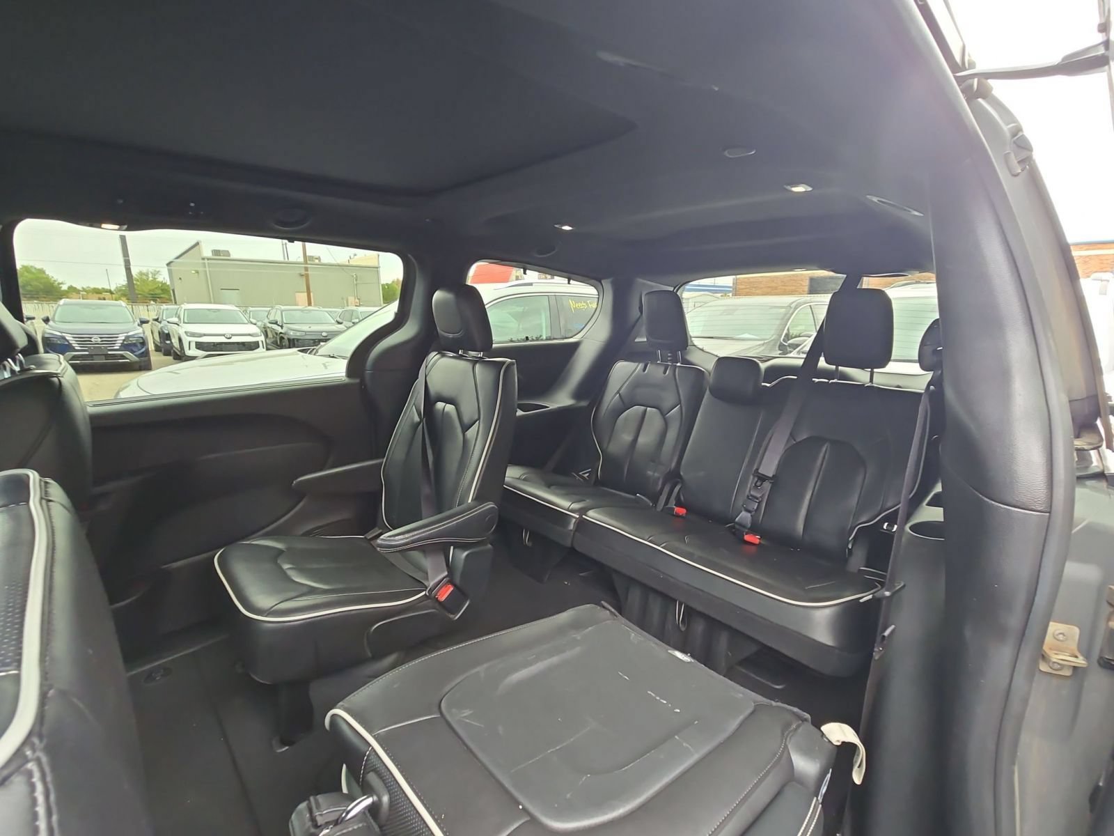 Used 2025 Chrysler Pacifica Limited FWD image 12