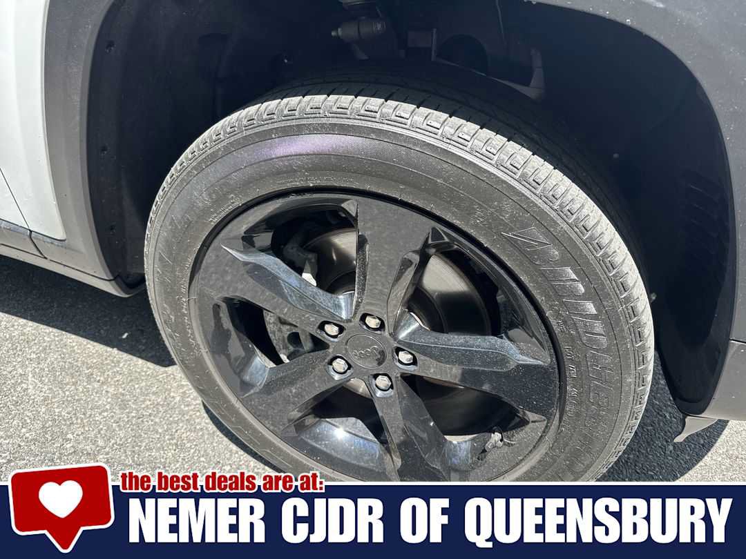 Used 2023 Jeep Grand Cherokee L Laredo AWD/4WD image 10