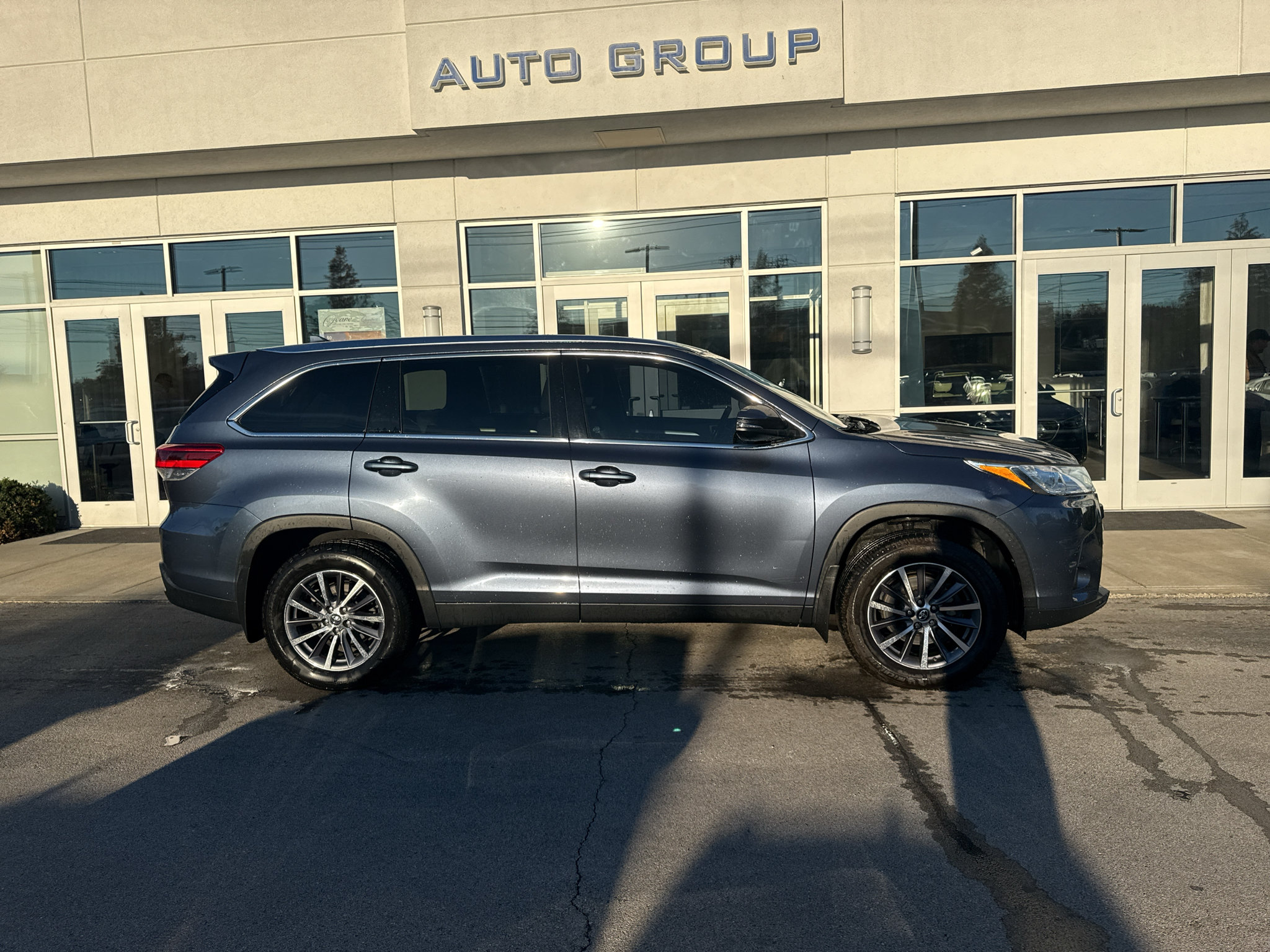 Used 2019 Toyota Highlander XLE AWD/4WD image 2