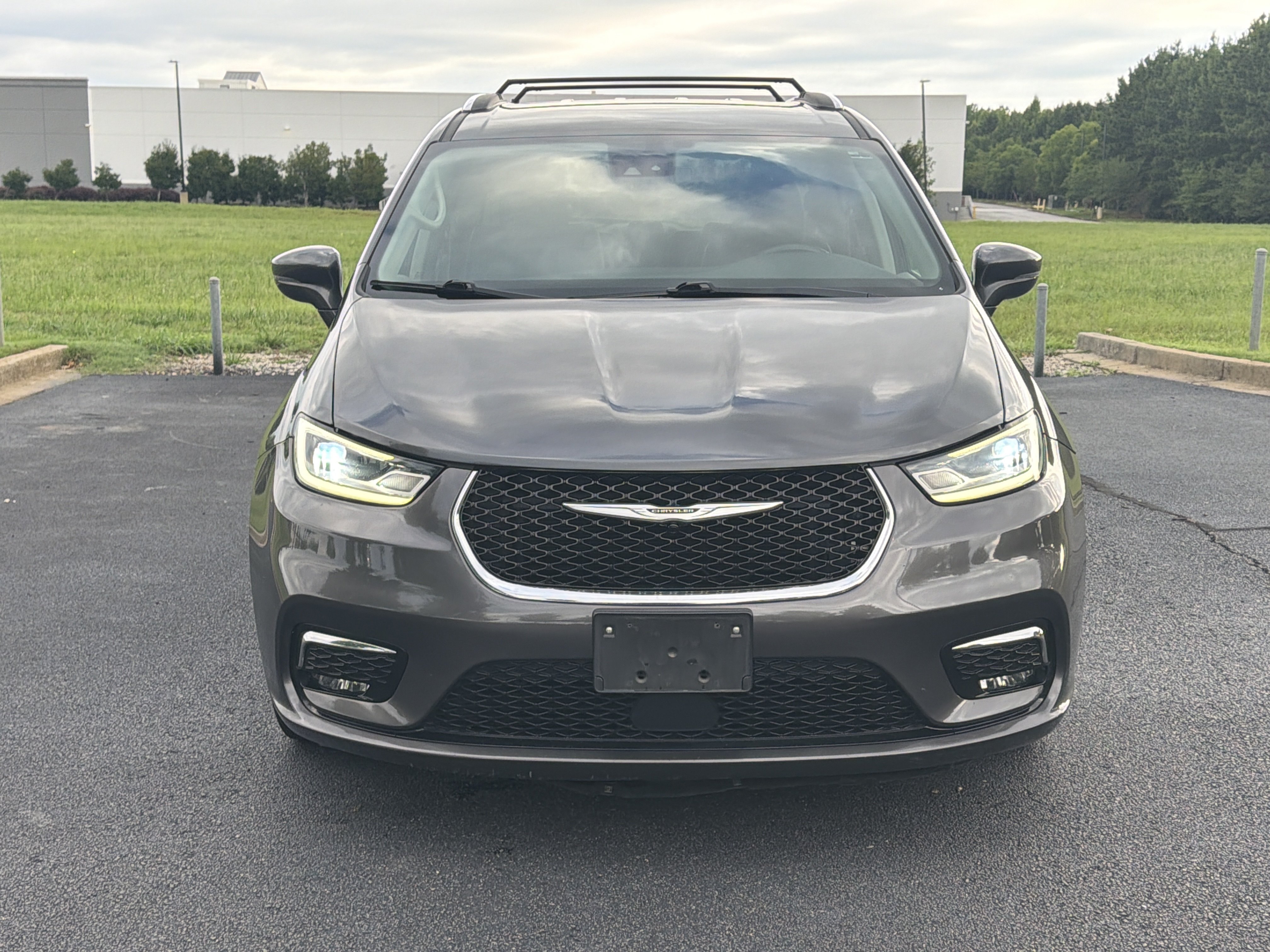 Used 2021 Chrysler Pacifica Touring-L FWD image 3