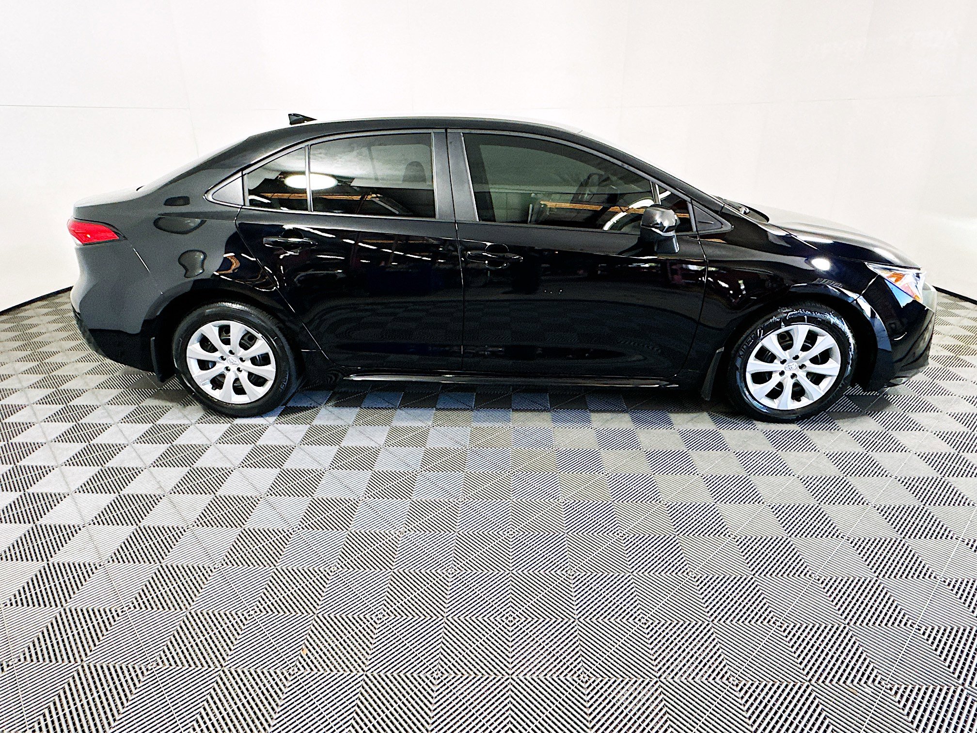 Used 2025 Toyota Corolla LE image 2