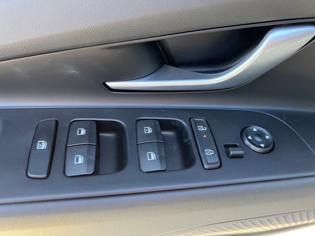 Used 2025 Hyundai Elantra Sport image 15