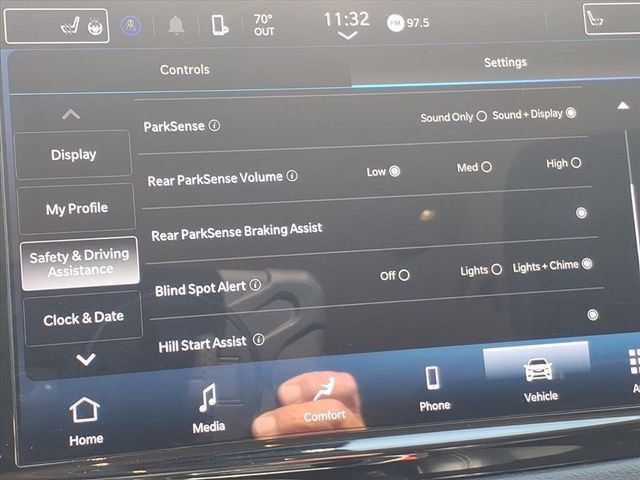 Used 2024 Chrysler Pacifica Touring-L image 11