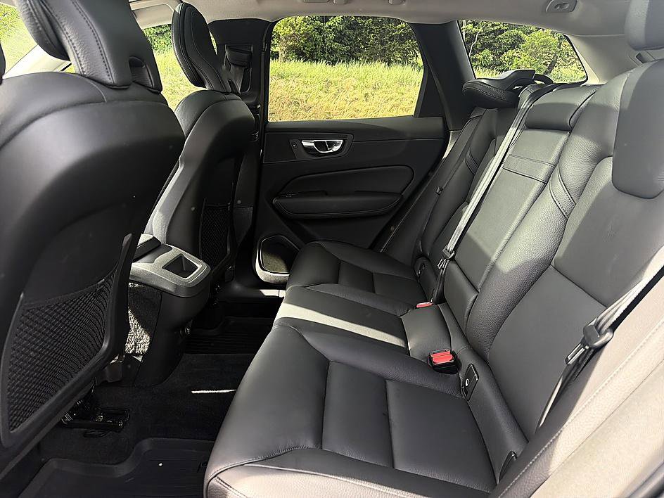 Used 2019 Volvo XC60 T5 Momentum w/ Multimedia Package FWD image 10