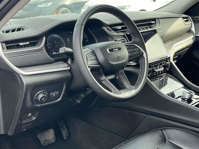 Used 2023 Jeep Grand Cherokee Limited w/ Black Appearance Package image 12