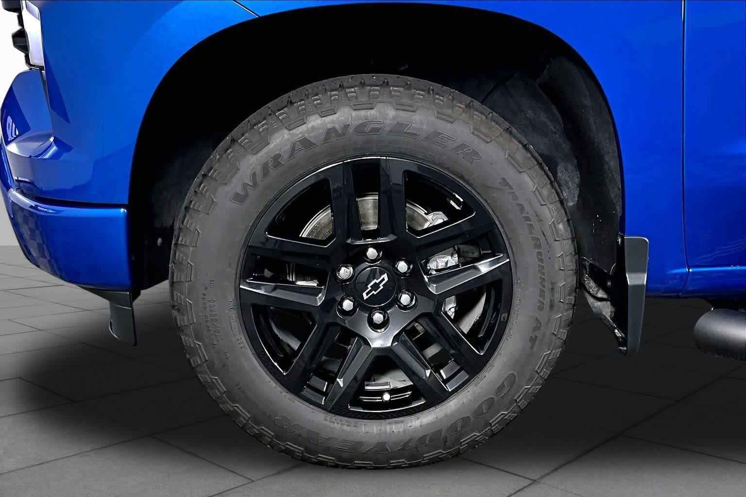 Used 2024 Chevrolet Silverado 1500 Custom w/ Turbomax Blackout Package AWD/4WD image 11
