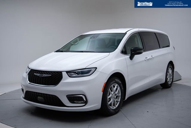 Used 2024 Chrysler Pacifica Touring-L image 1