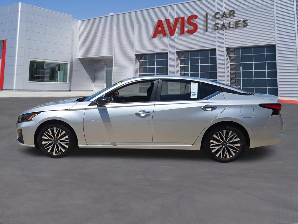 Used 2025 Nissan Altima 2.5 SV FWD image 2