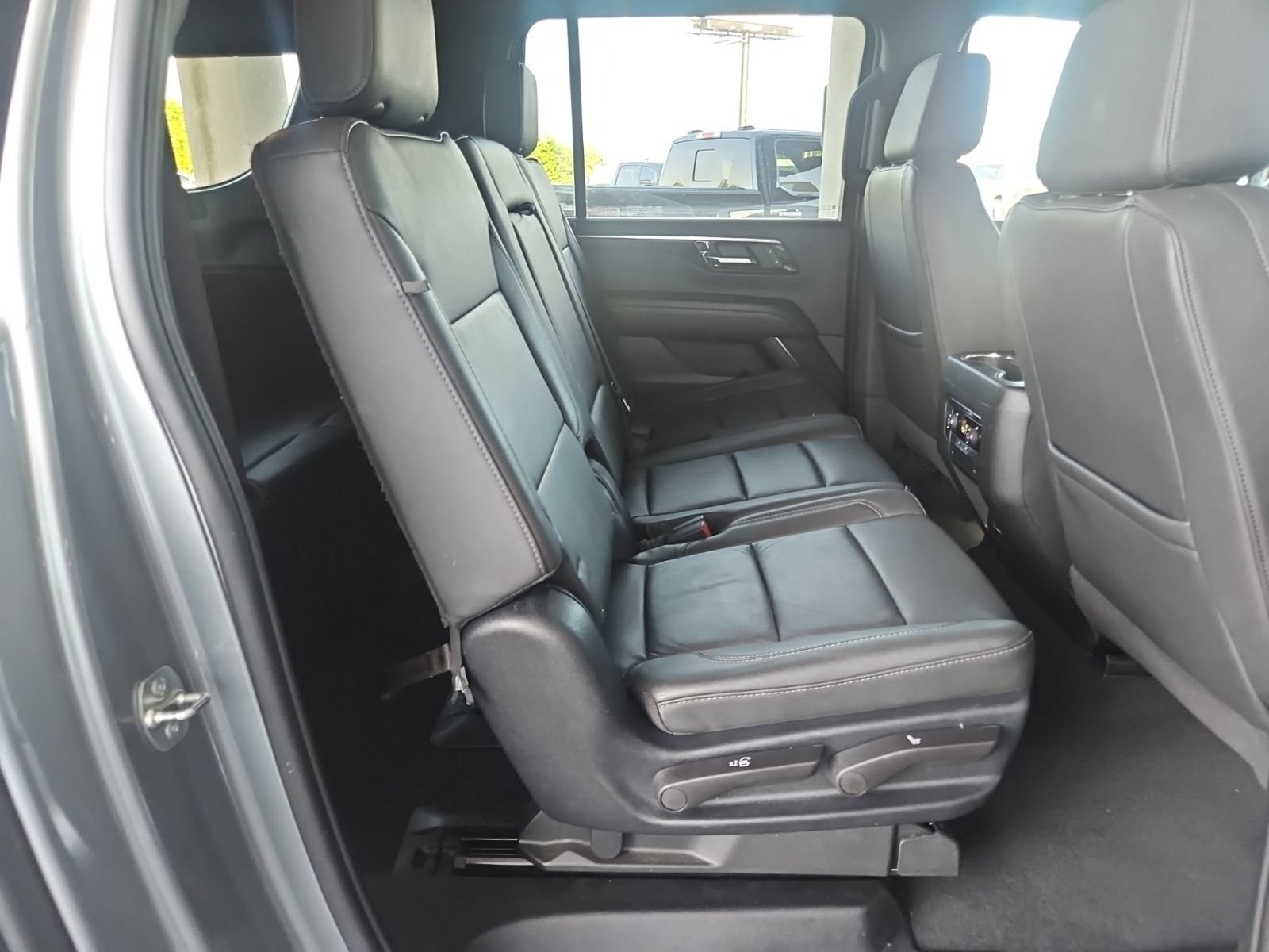 Used 2025 Chevrolet Suburban Z71 AWD/4WD image 8