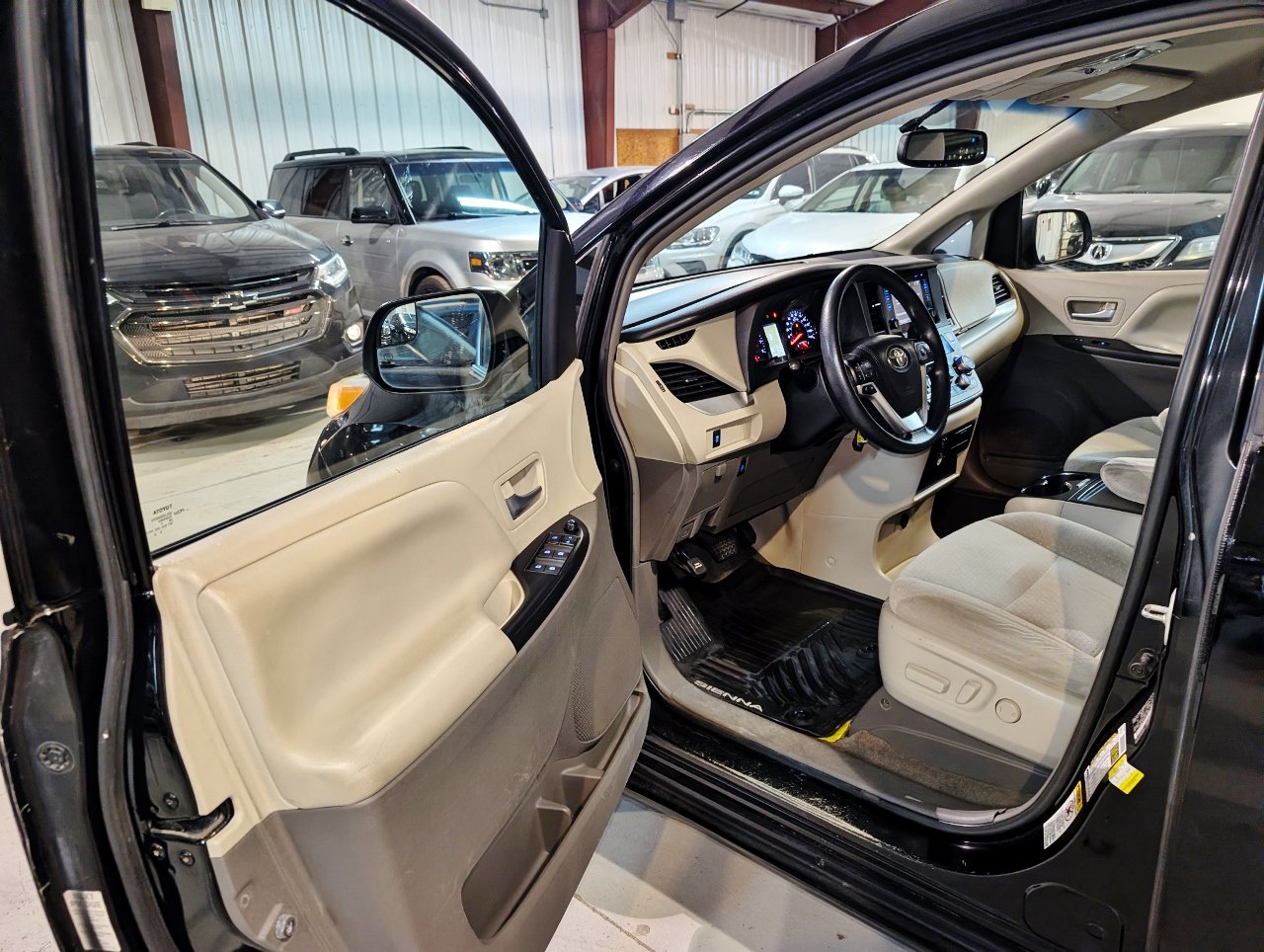 Used 2015 Toyota Sienna LE FWD image 14