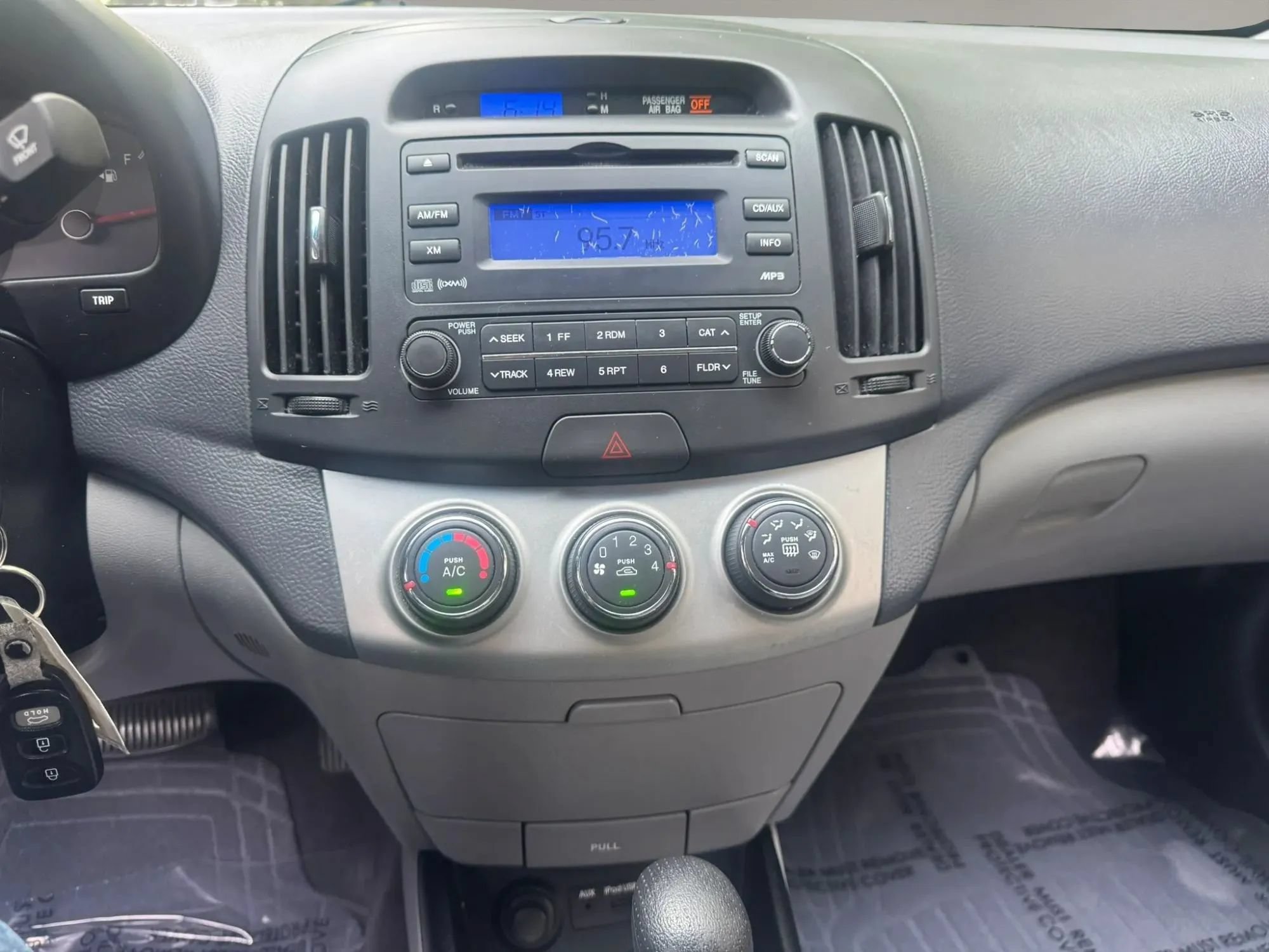 Used 2010 Hyundai Elantra GLS FWD image 17