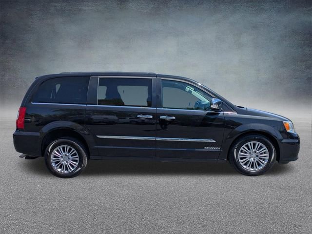 Used 2016 Chrysler Town & Country Touring-L w/ Driver Convenience Group FWD image 2