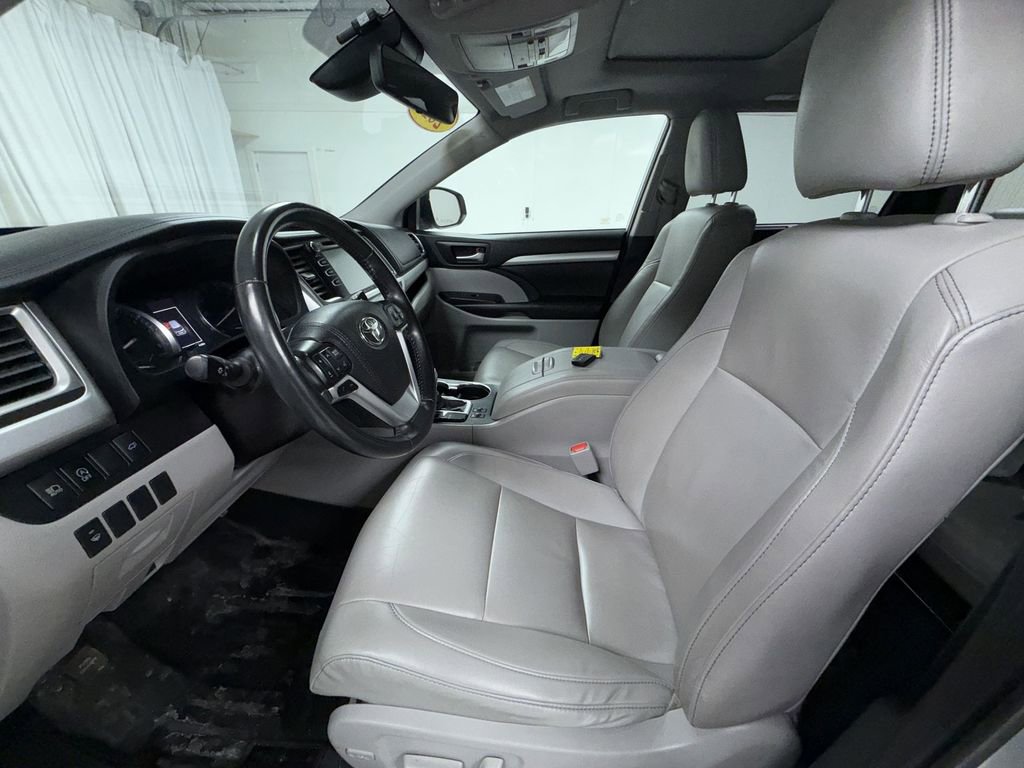 Used 2019 Toyota Highlander XLE image 3