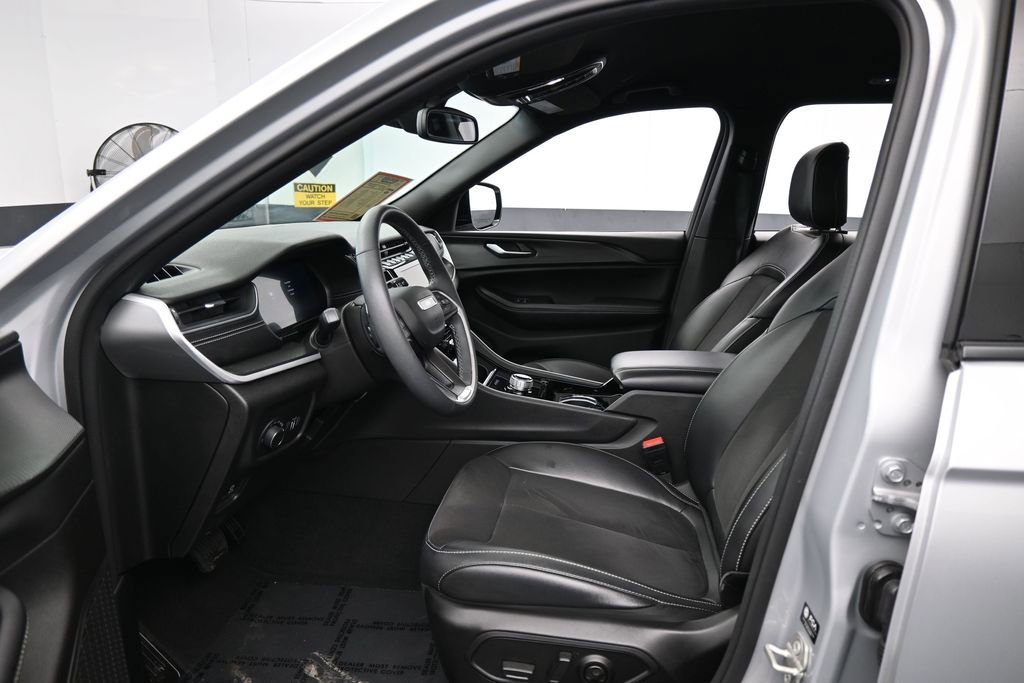 Used 2023 Jeep Grand Cherokee Altitude AWD/4WD image 11