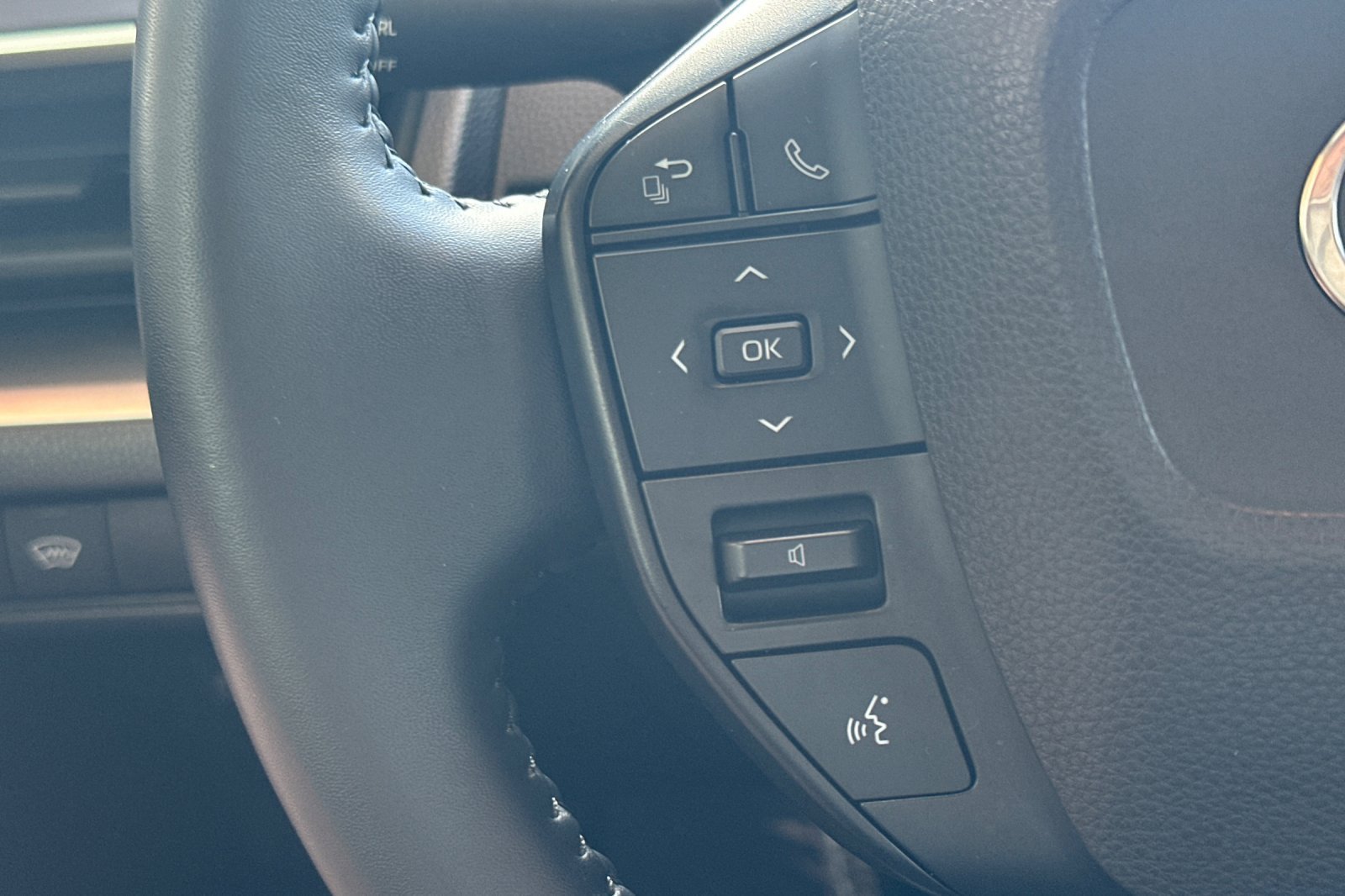 Used 2025 Toyota Prius LE FWD image 26