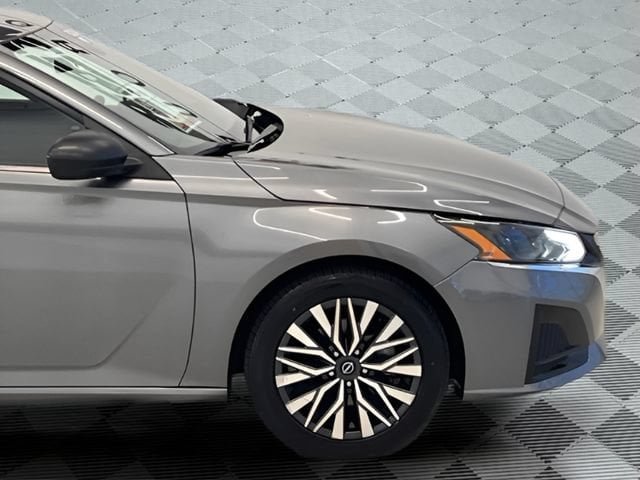 Used 2024 Nissan Altima 2.5 SV FWD image 8