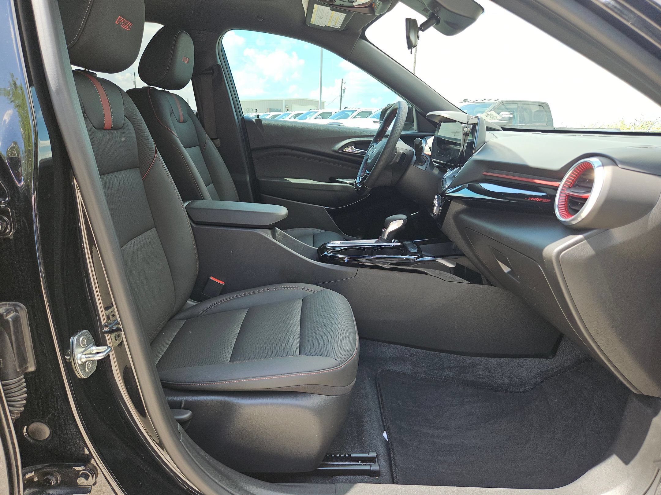 Used 2024 Chevrolet Trax RS w/ Sunroof Package FWD image 27