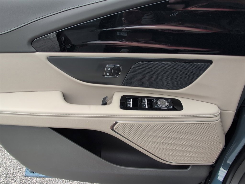 New 2025 Lincoln Nautilus Premier image 15