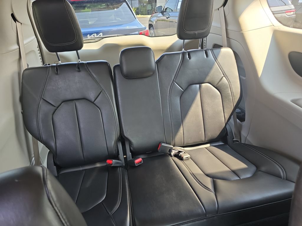 Used 2023 Chrysler Pacifica Touring-L FWD image 23