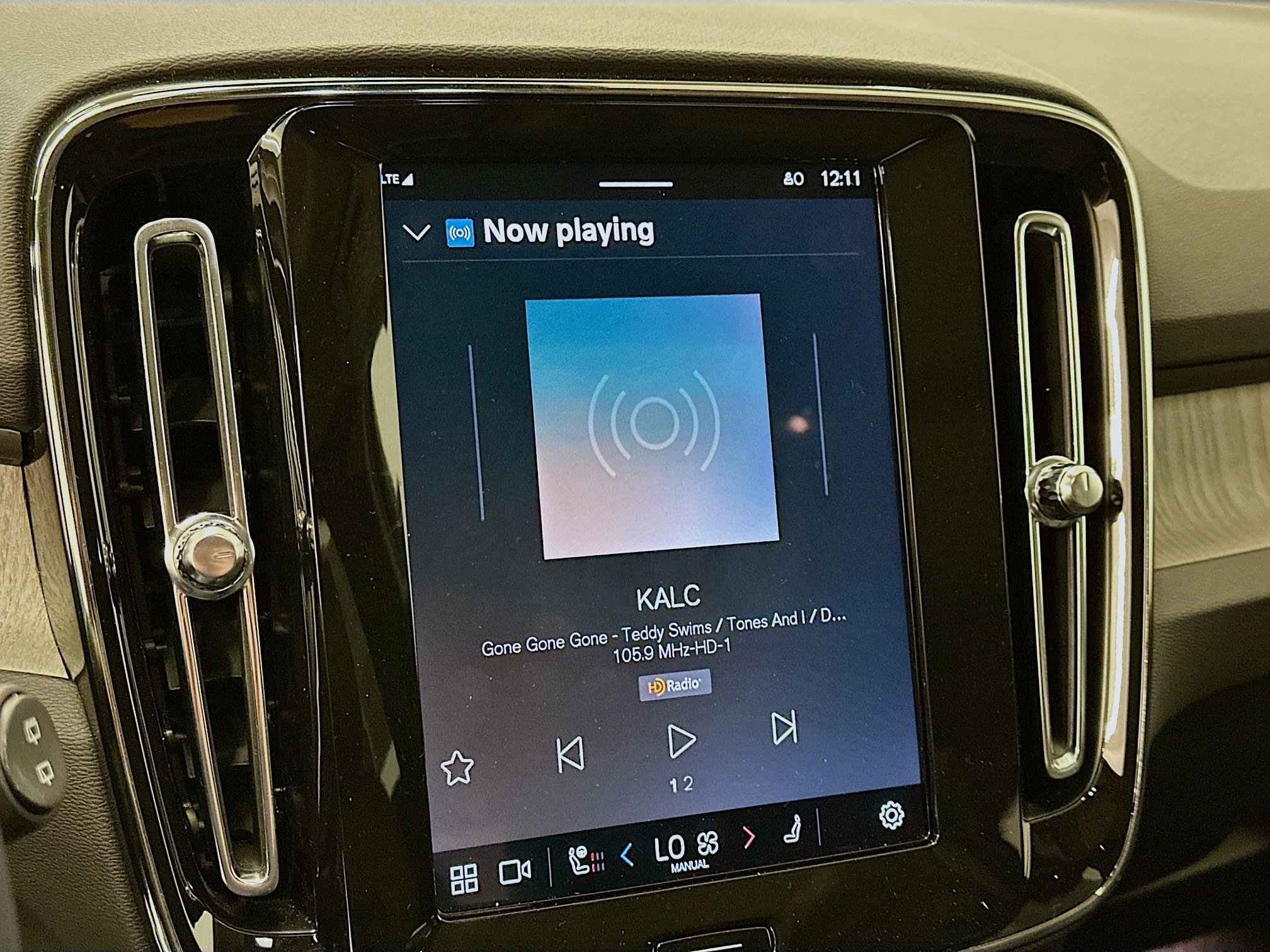 Used 2025 Volvo XC40 B5 Core image 21