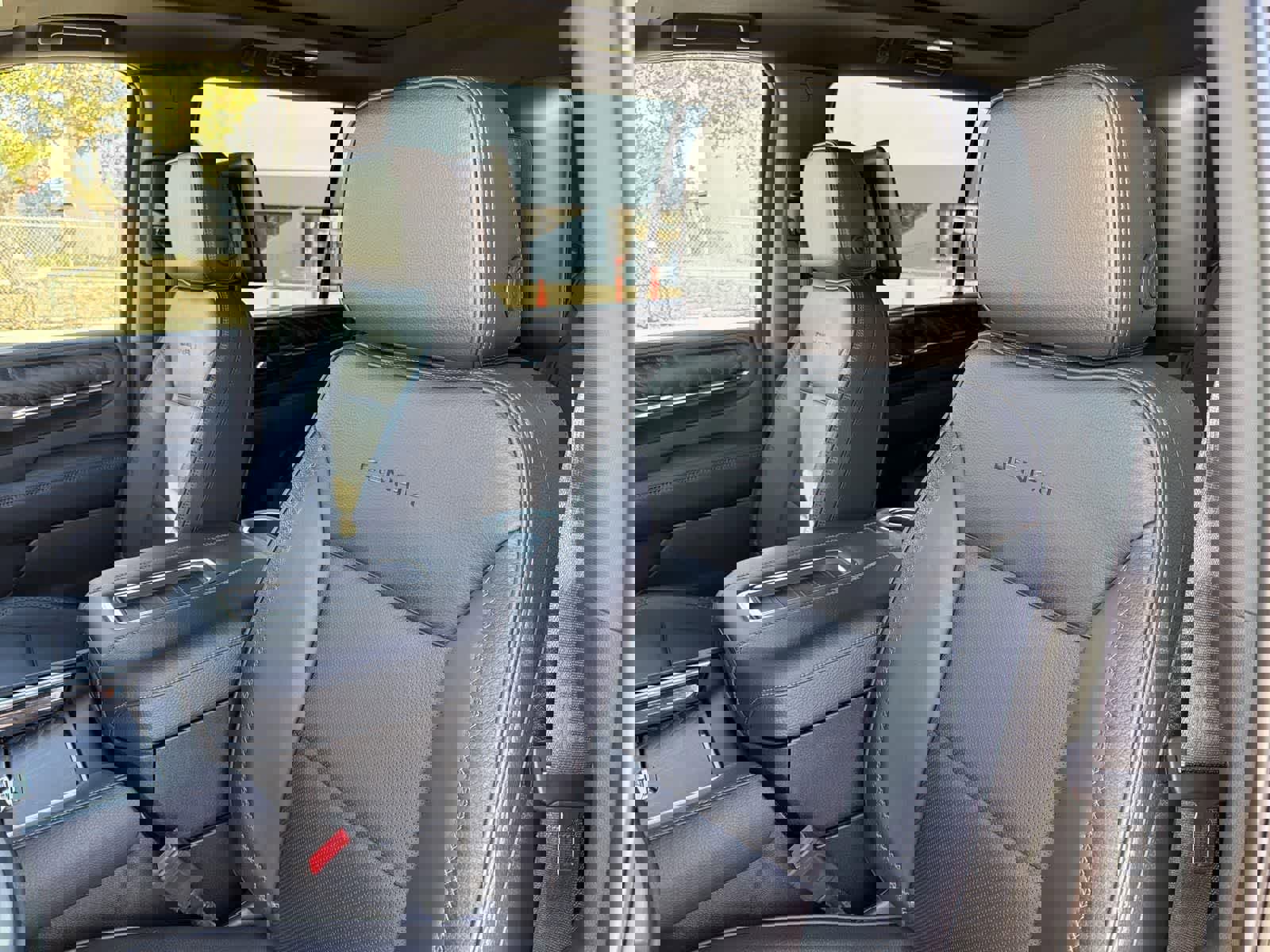 Used 2023 GMC Yukon XL Denali image 27