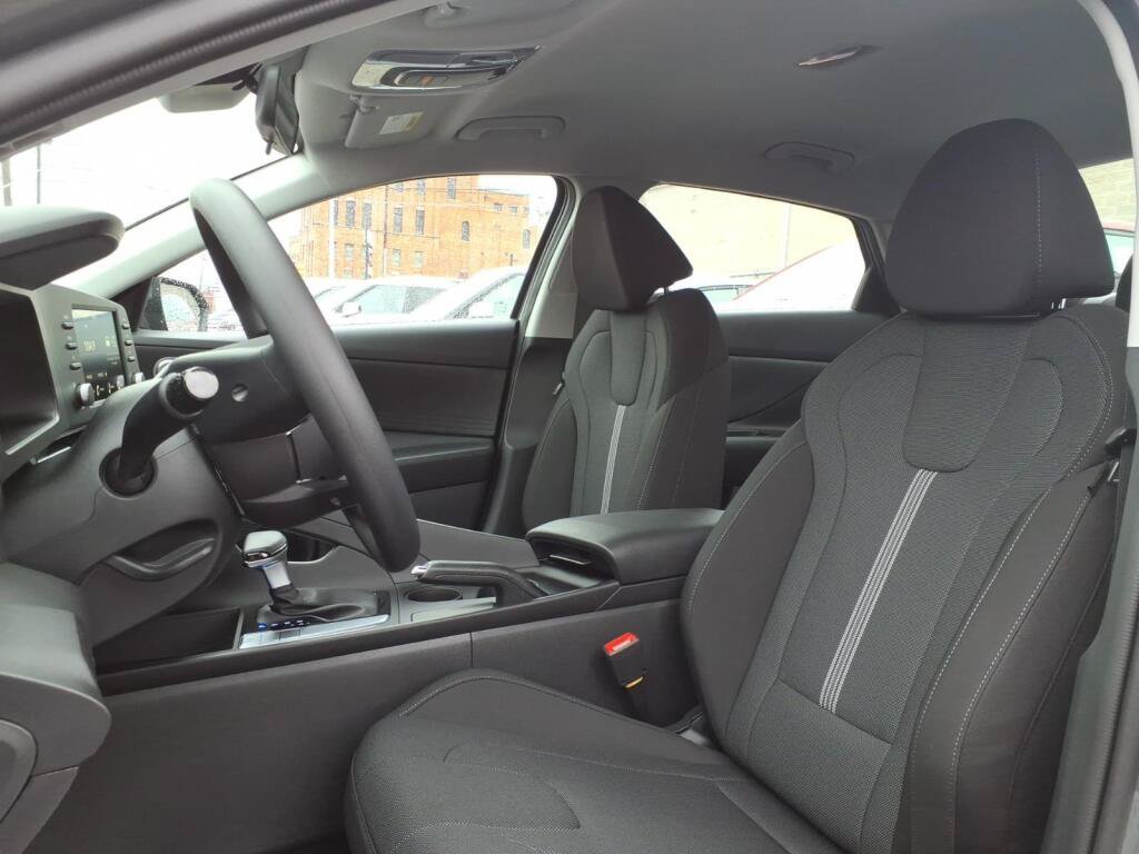 New 2026 Hyundai Elantra SE FWD image 4