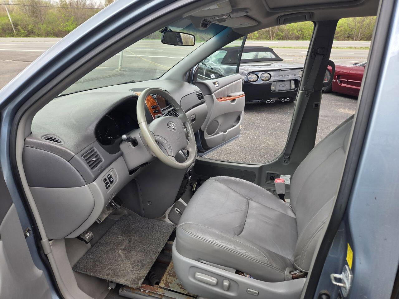 Used 2010 Toyota Sienna FWD image 15