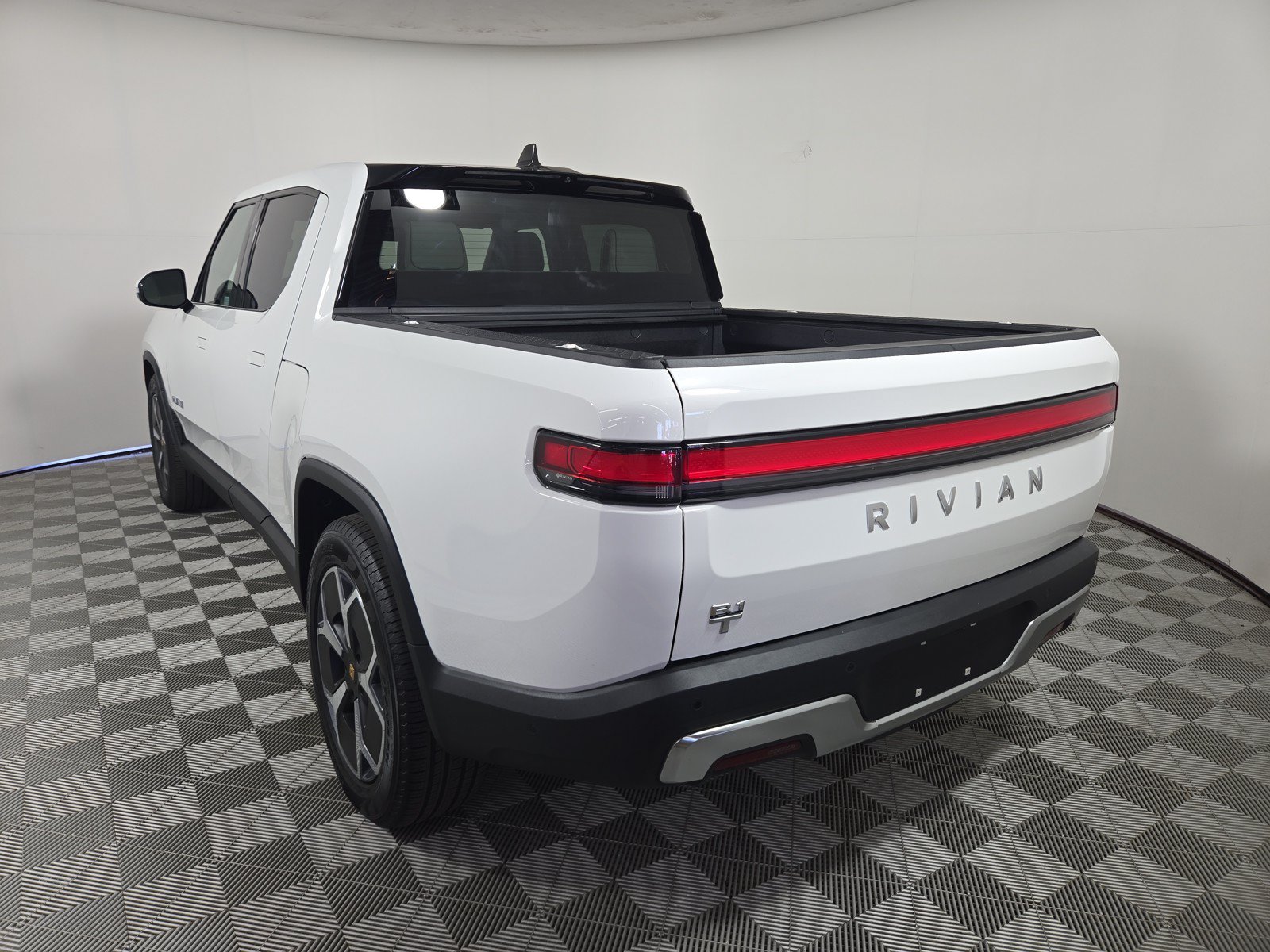 Used 2024 Rivian R1T Adventure AWD/4WD image 3