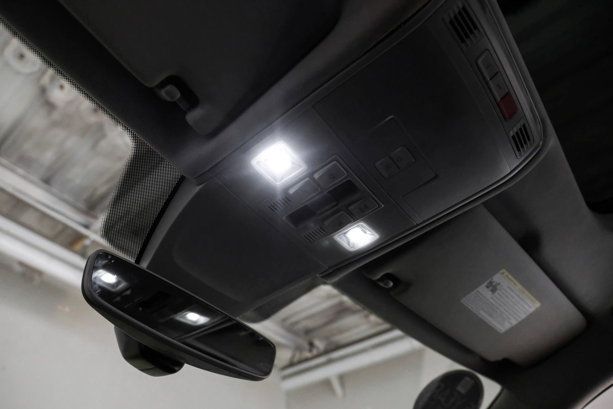 Used 2018 Volkswagen Tiguan SEL Premium image 25