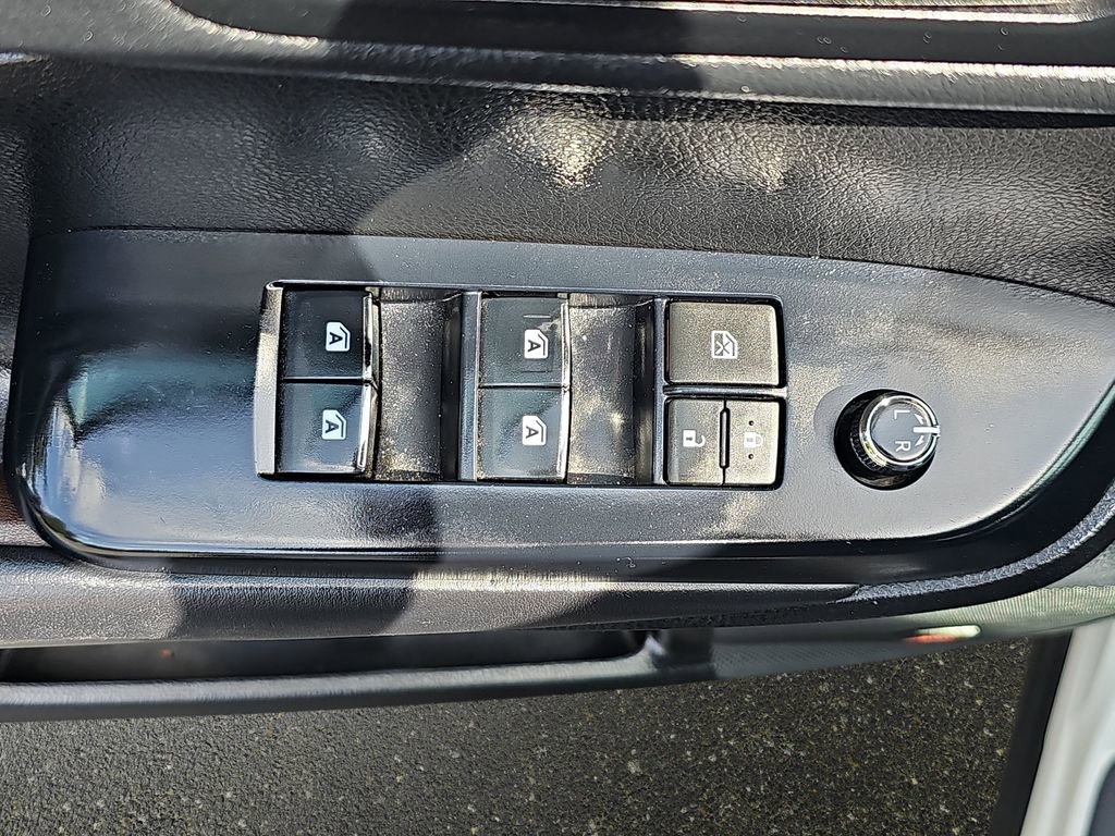 Used 2018 Toyota Highlander Limited Platinum AWD/4WD image 32