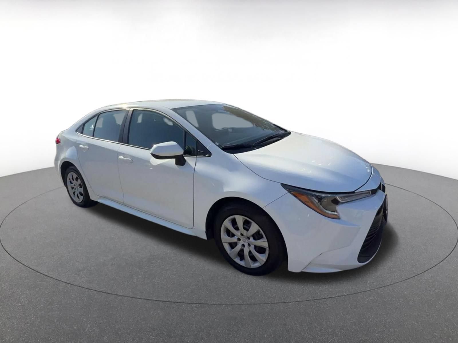 Used 2025 Toyota Corolla LE FWD image 2