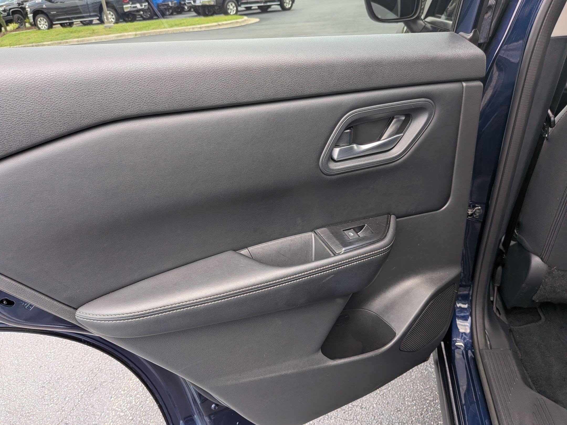 Used 2025 Nissan Rogue SV FWD image 18