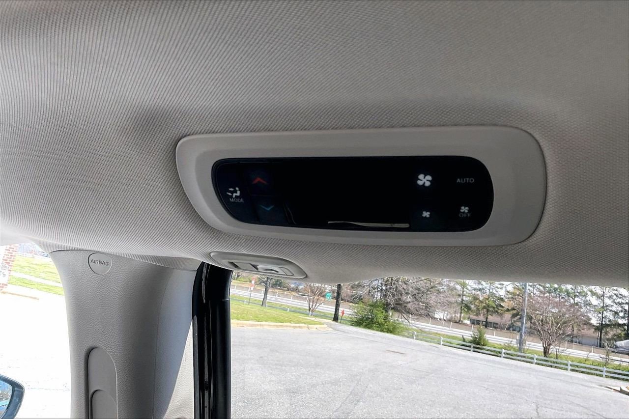 Used 2023 Chrysler Pacifica Limited image 18