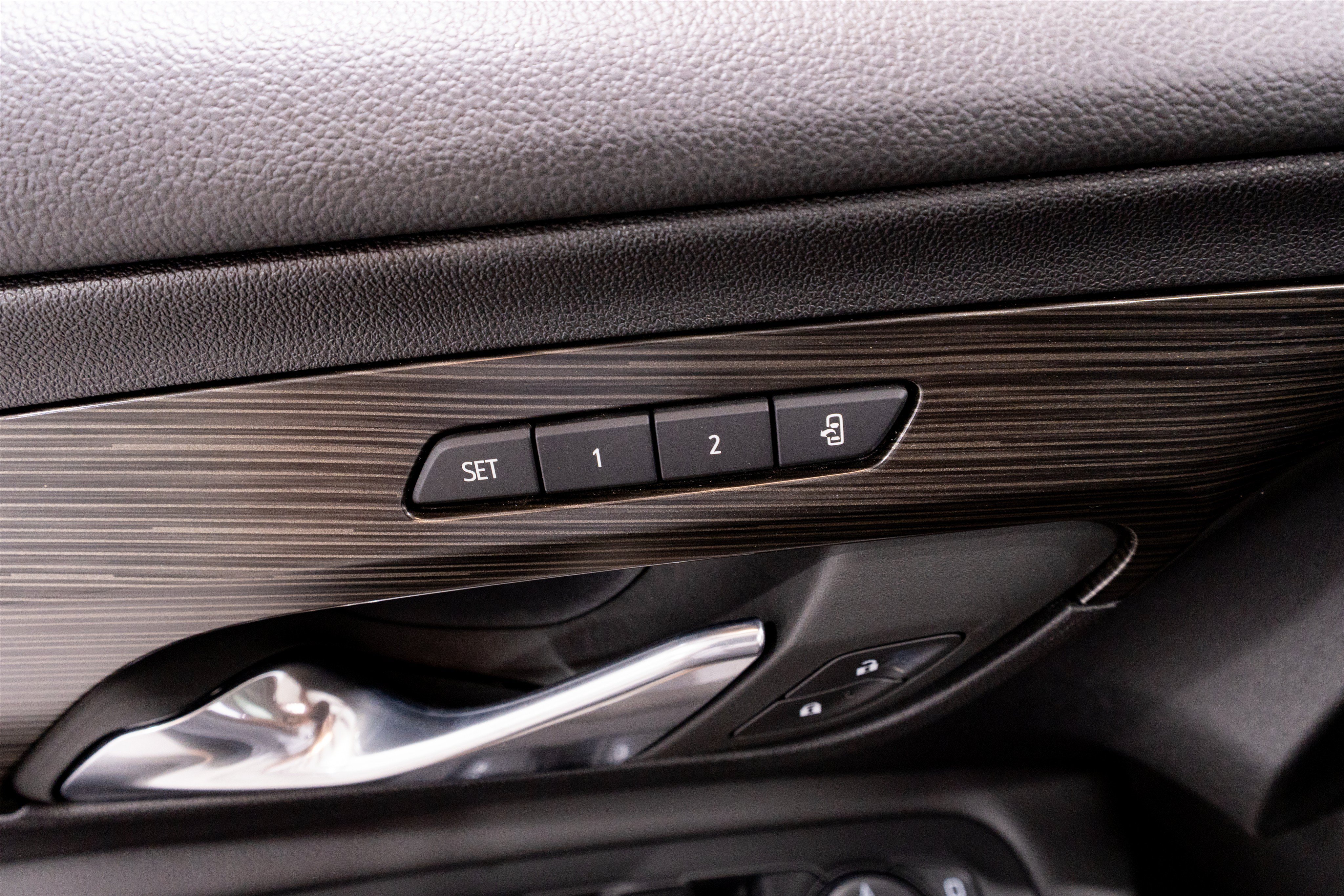 Used 2024 GMC Terrain SLT w/ Infotainment Package II FWD image 14