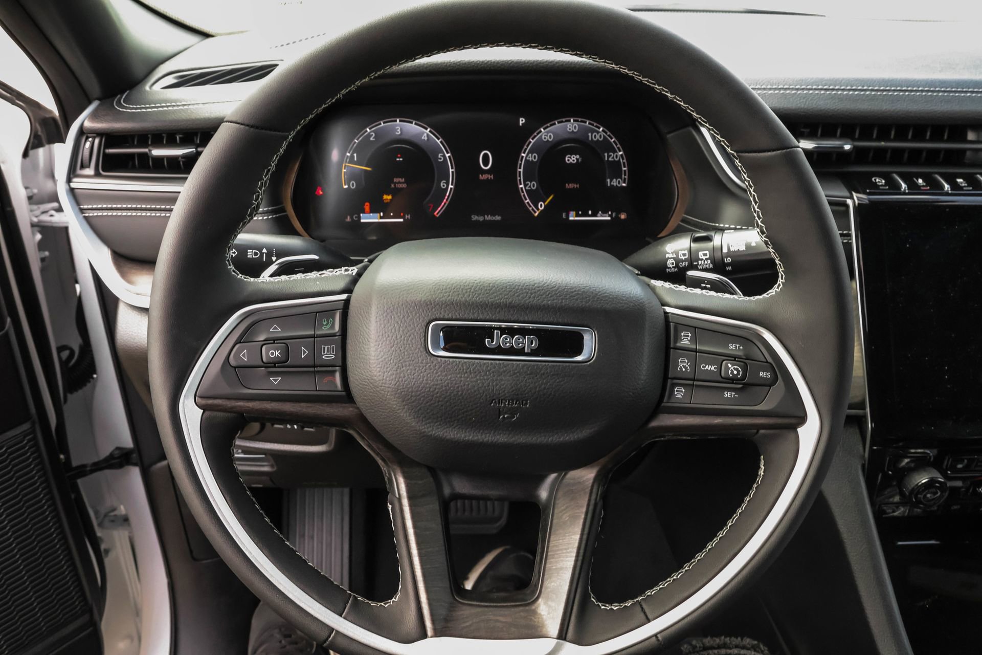 New 2025 Jeep Grand Cherokee Limited w/ Luxury Tech Group II image 28