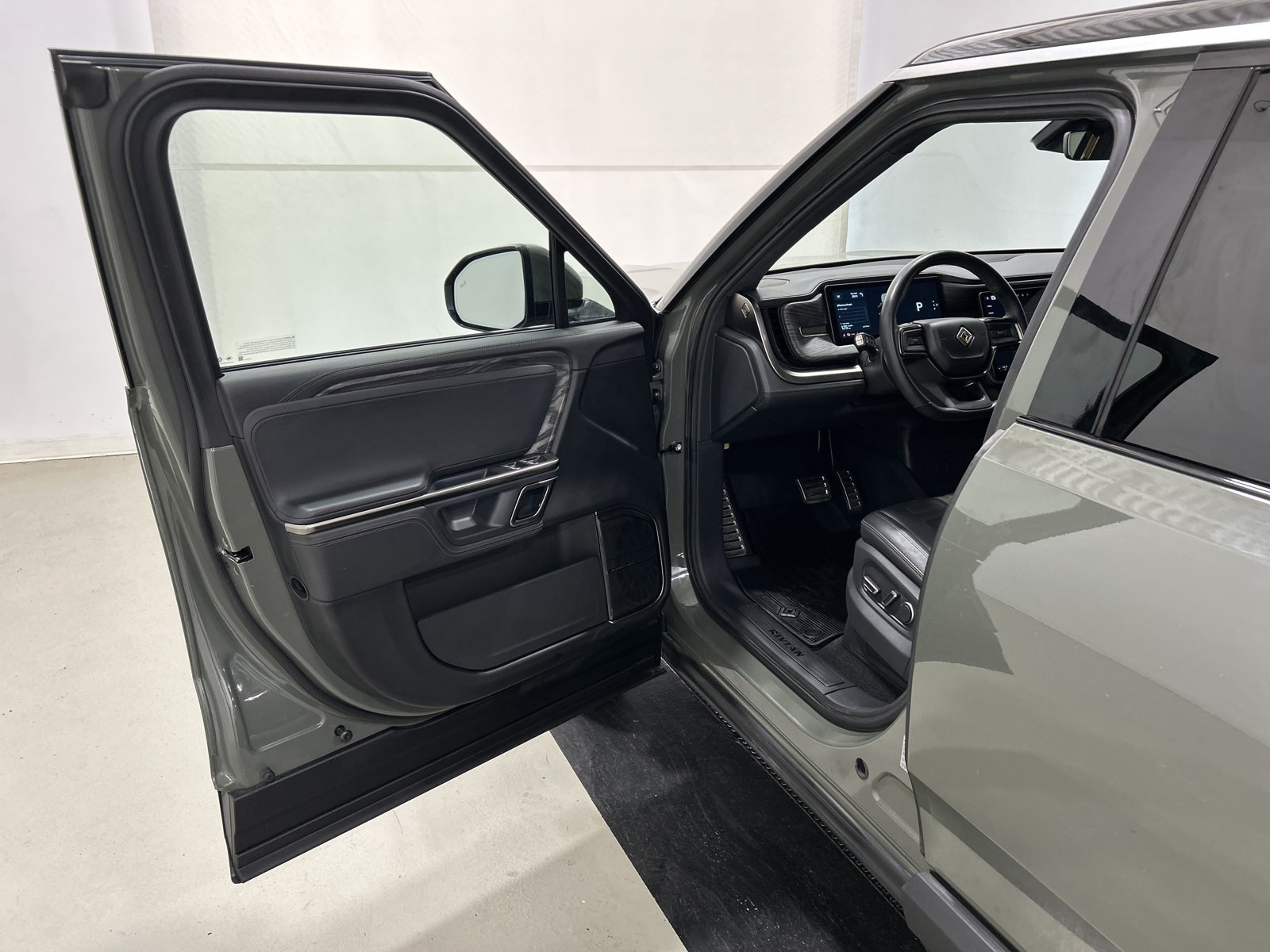 Used 2022 Rivian R1S Launch Edition Quad AWD/4WD image 16
