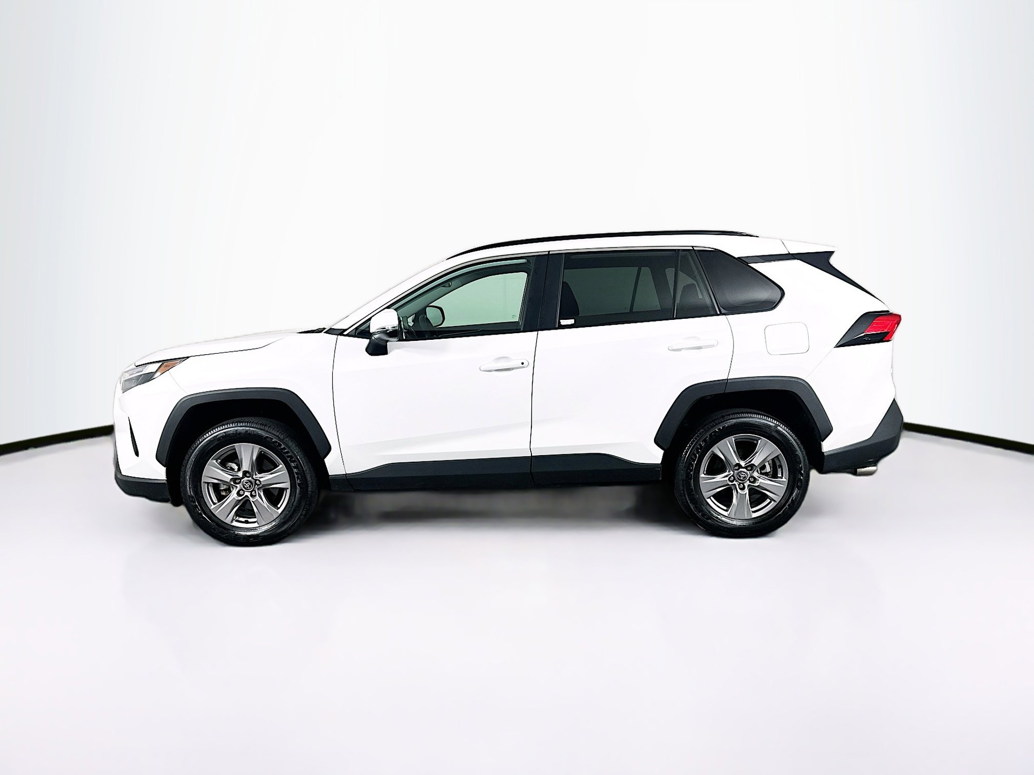 Used 2025 Toyota RAV4 XLE AWD/4WD image 4