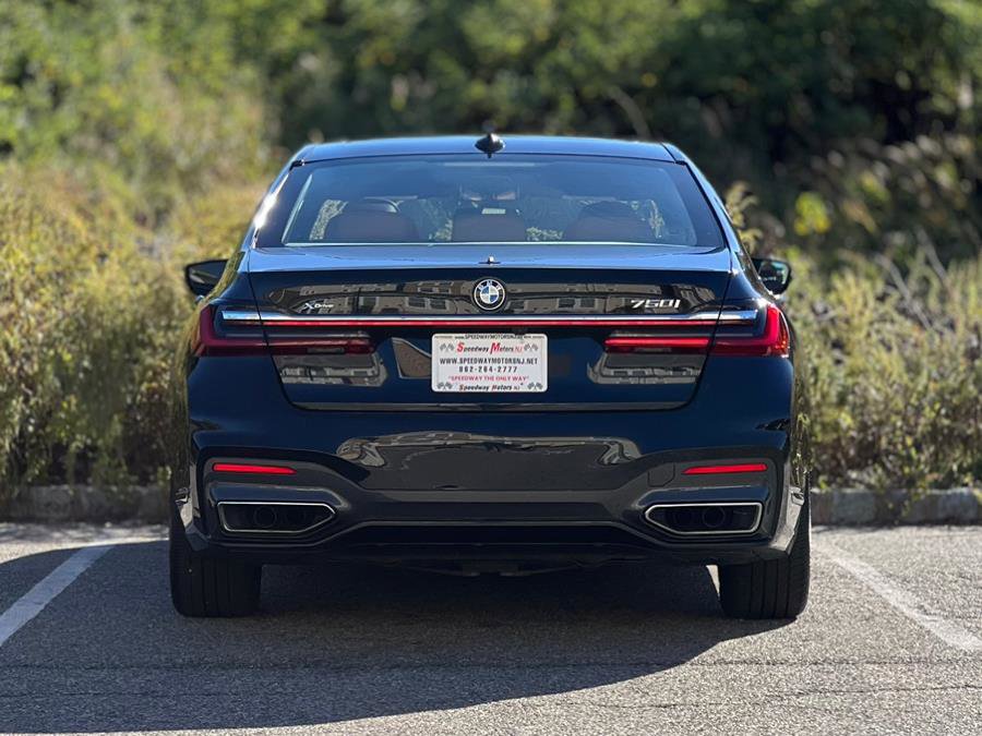 Used 2022 BMW 750i xDrive w/ M Sport Package image 7