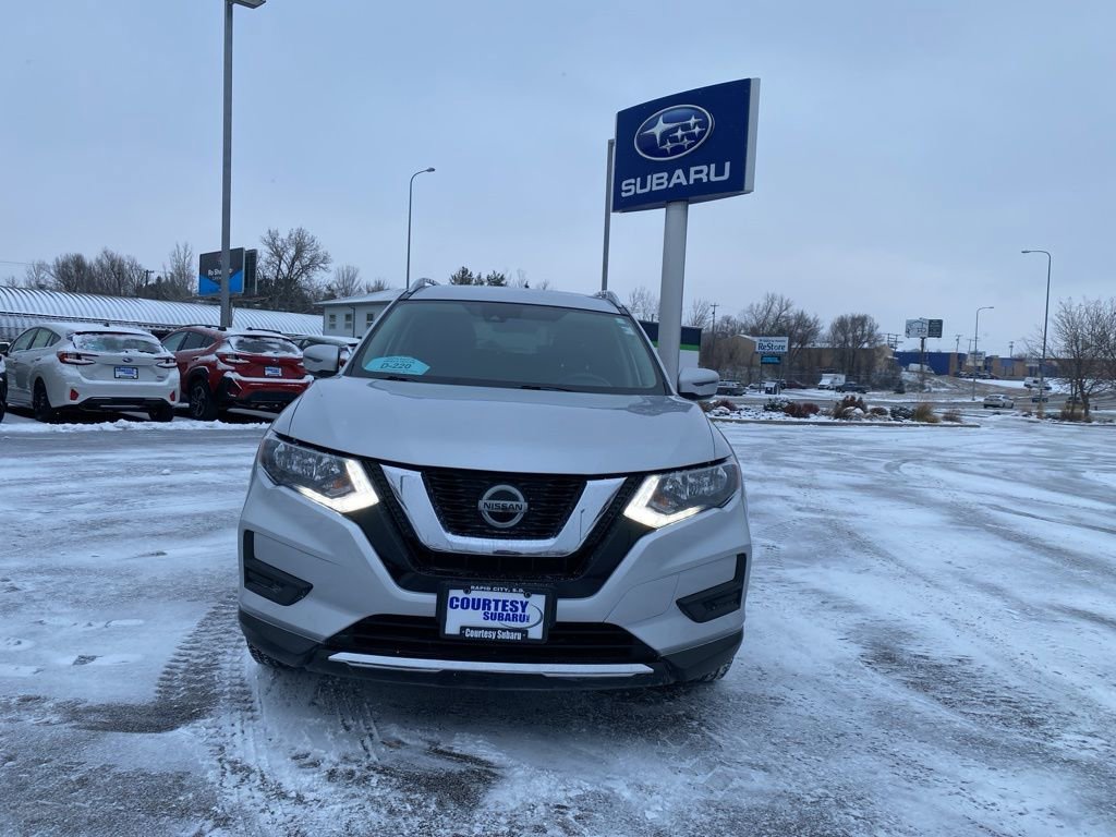 Used 2019 Nissan Rogue SV image 2