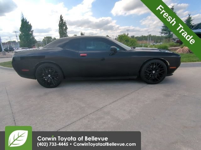 Used 2016 Dodge Challenger SXT w/ Driver Convenience Group RWD image 2