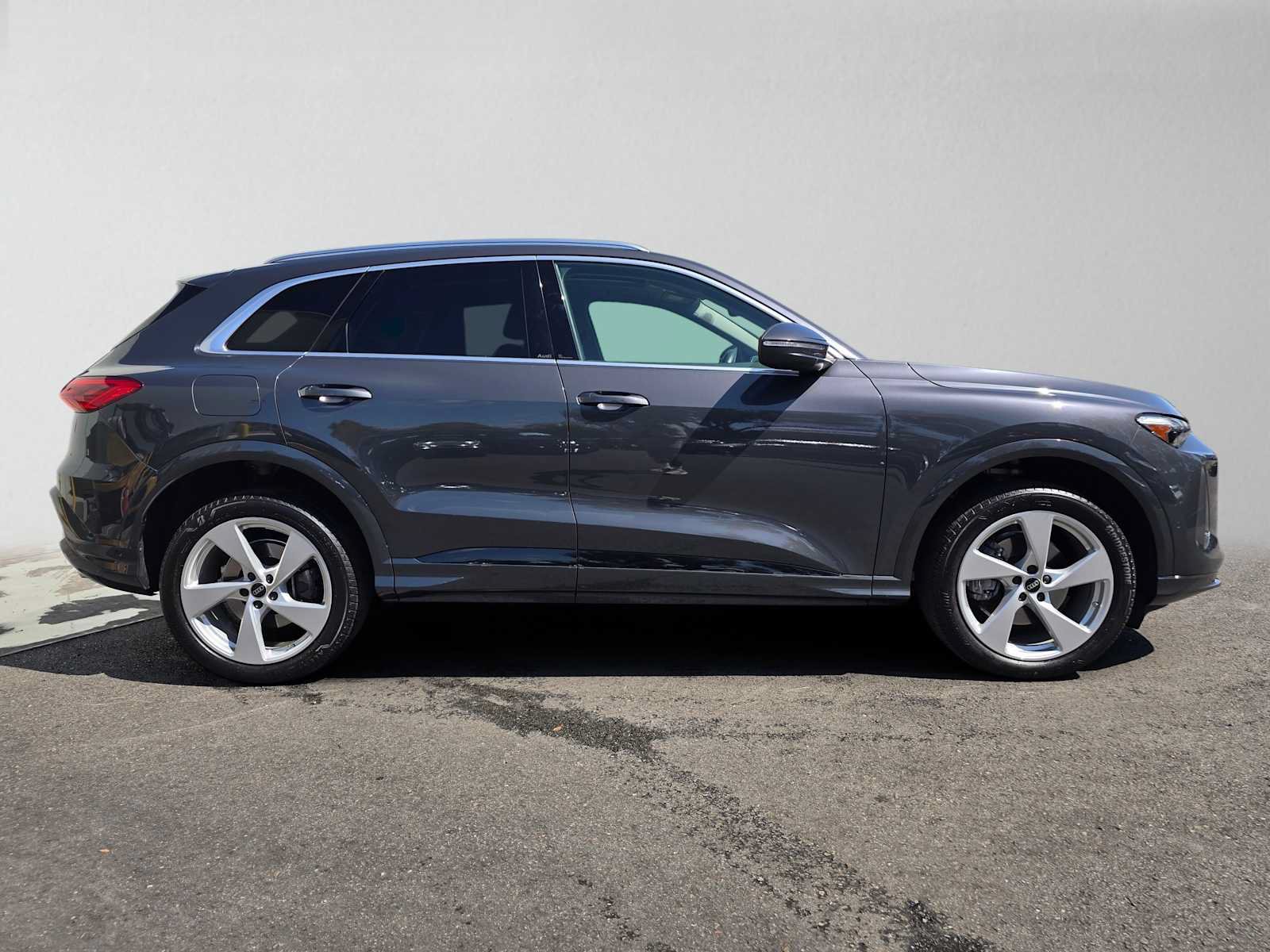 Used 2025 Audi Q5 Premium Plus w/ Premium Plus AWD/4WD image 2
