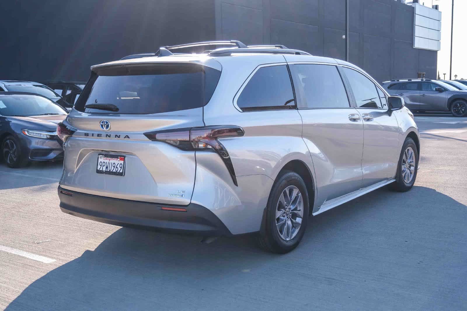 Used 2024 Toyota Sienna LE w/ LE Plus Package FWD image 4